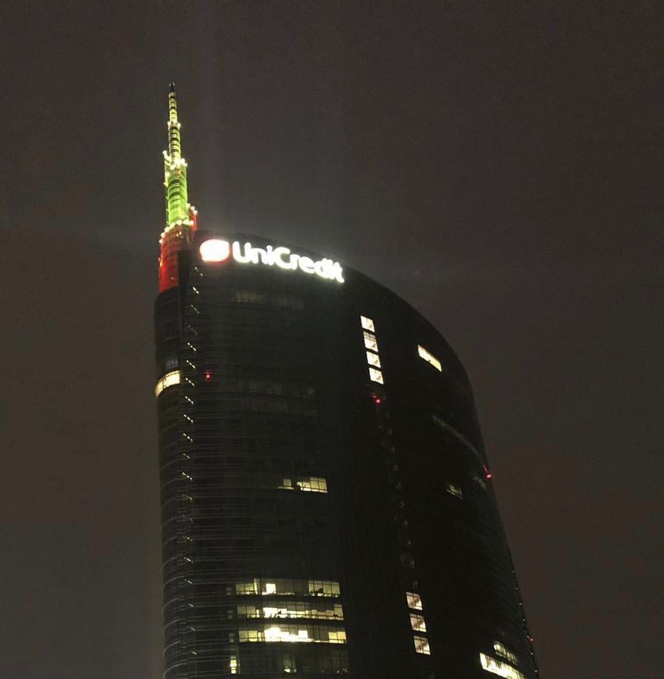 Отбелязване на Деня на Независимостта чрез осветяване на кулата на „УниКредит“ в Милано с цветовете на българския трибагреник